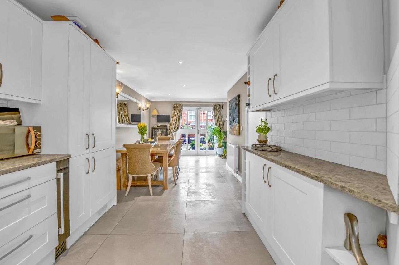 Stylish 3 Bedroom Townhouse For 5 Guests, Set In The Medieval Grid With Off Street Parking Bury St. Edmunds Exterior foto